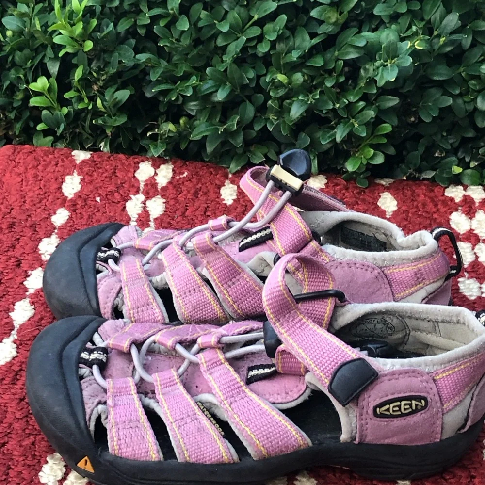 Keen Newport H2 Waterproof Hiking Outdoor Water Sandals Pink Girls Size 1